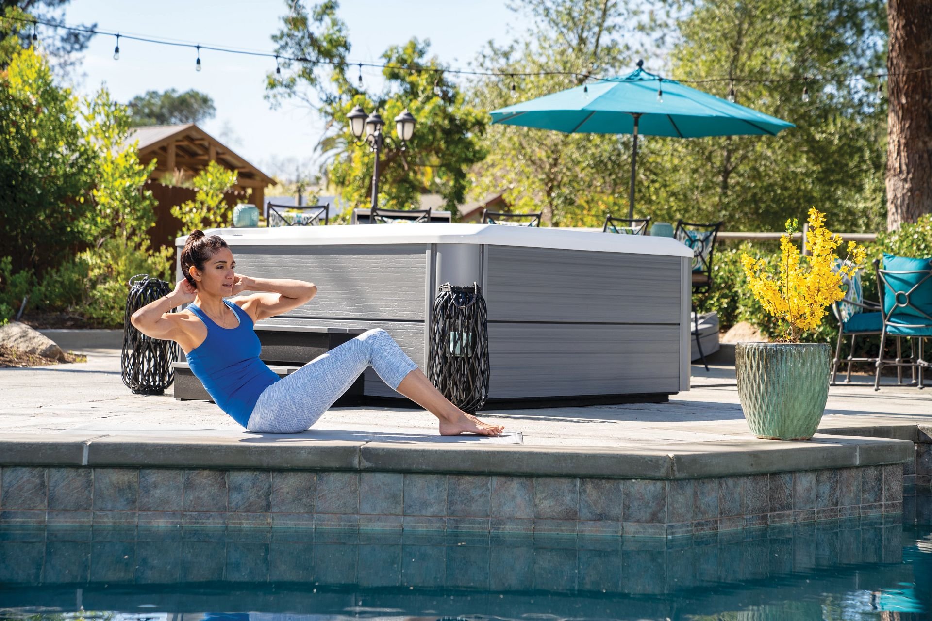 HotSpring-HotSpot-2020-Relay-AlpineWhite-Storm-Lifestyle-Woman Alone-exercise-01