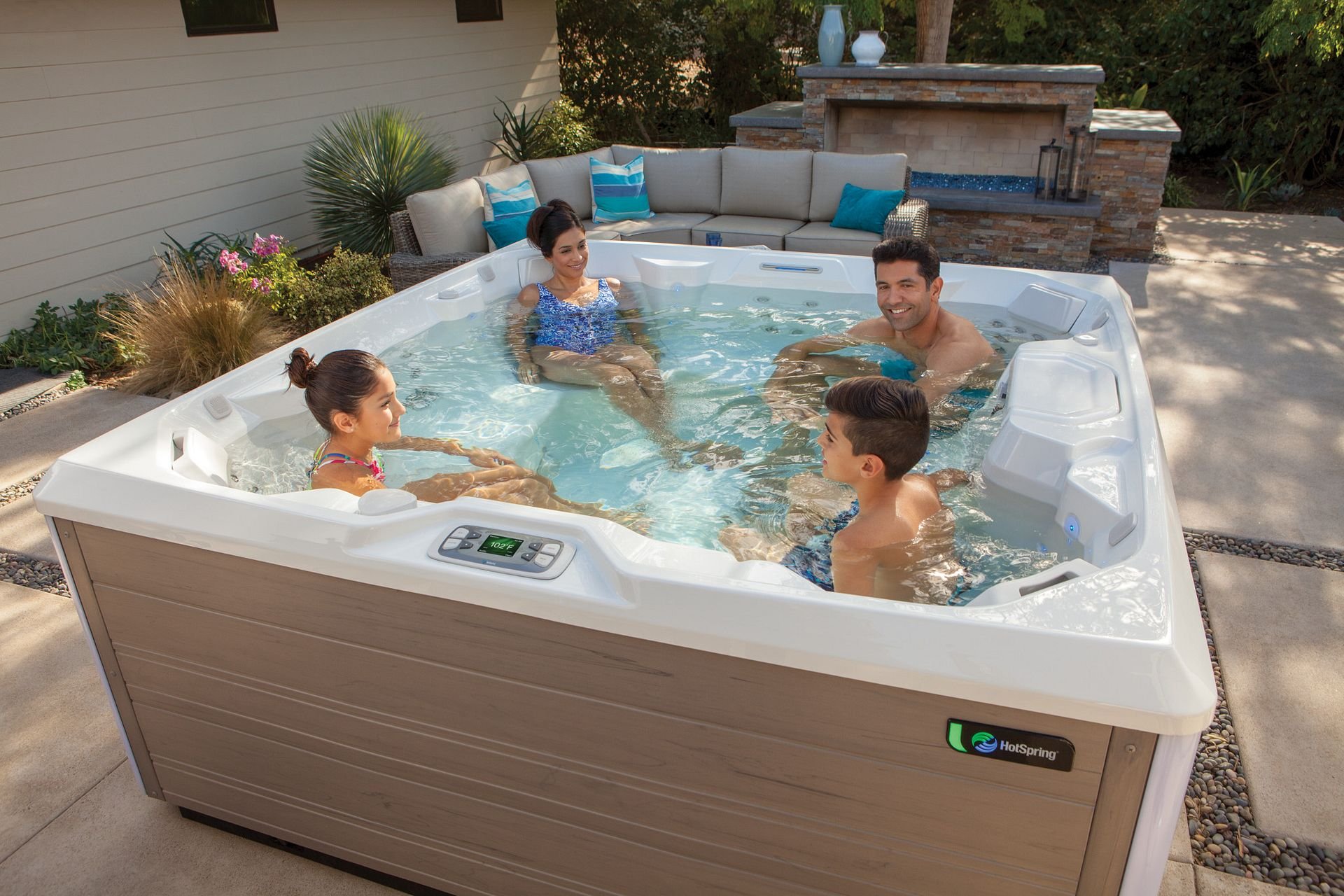 HotSpring-Limelight-2018-Pulse-AlpineWhite-Coastal Gray-Lifestyle-family-02