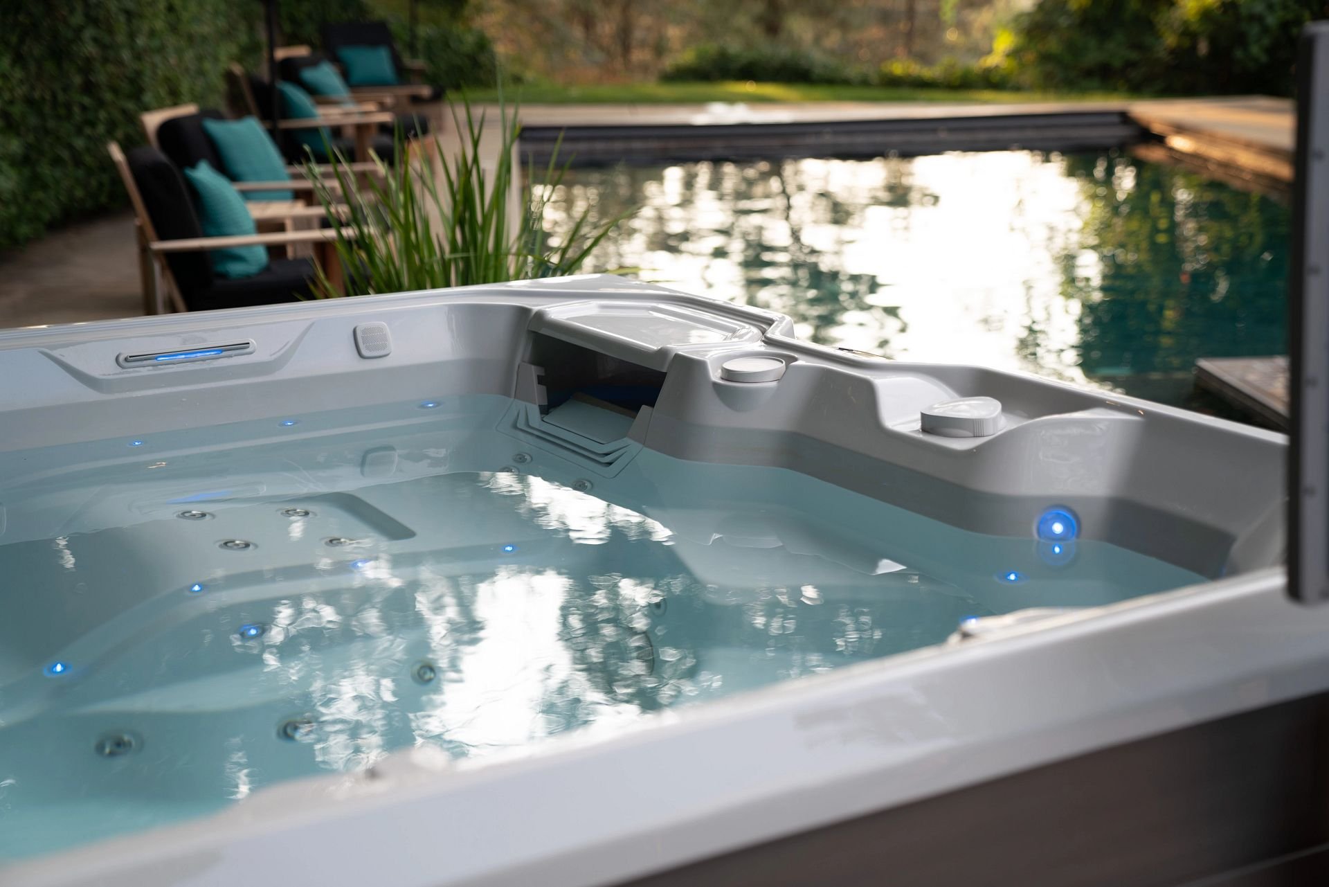 HotSpring_Limelight_2020_Flair_IceGray_CoastalGray_Lifestyle_NoTalent_132
